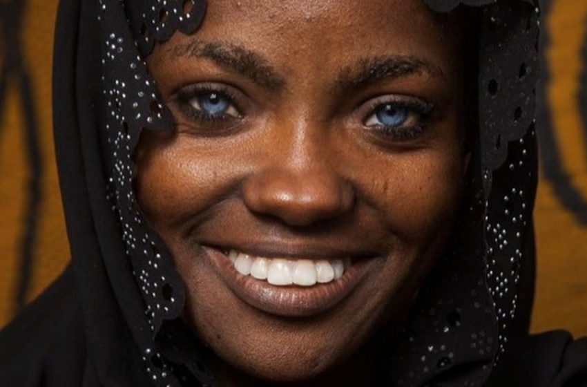  «Волшебные глазки»: Темнокожая девушка с голубыми глазами восхитила Сеть