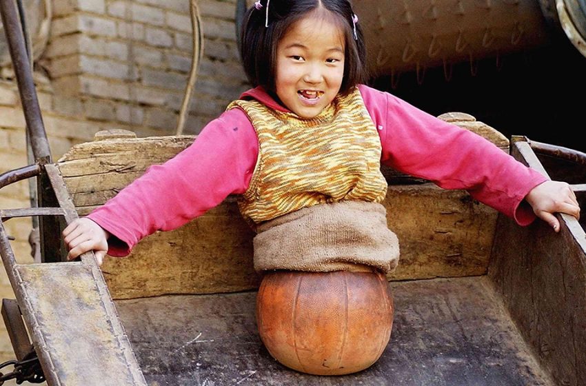  «Ей уже 21!»: Как сложилась судьба «девочки на баскетбольном мяче»