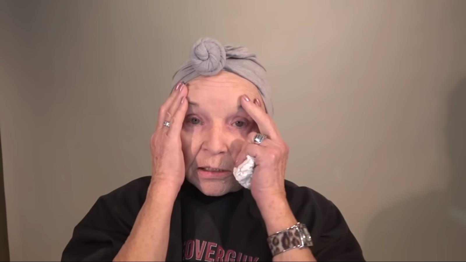80 летняя бабка. 80 Летняя бабушка. 80 Летняя женщина делает макияж. Макияж для пенсионеров. Грим пожилого человека