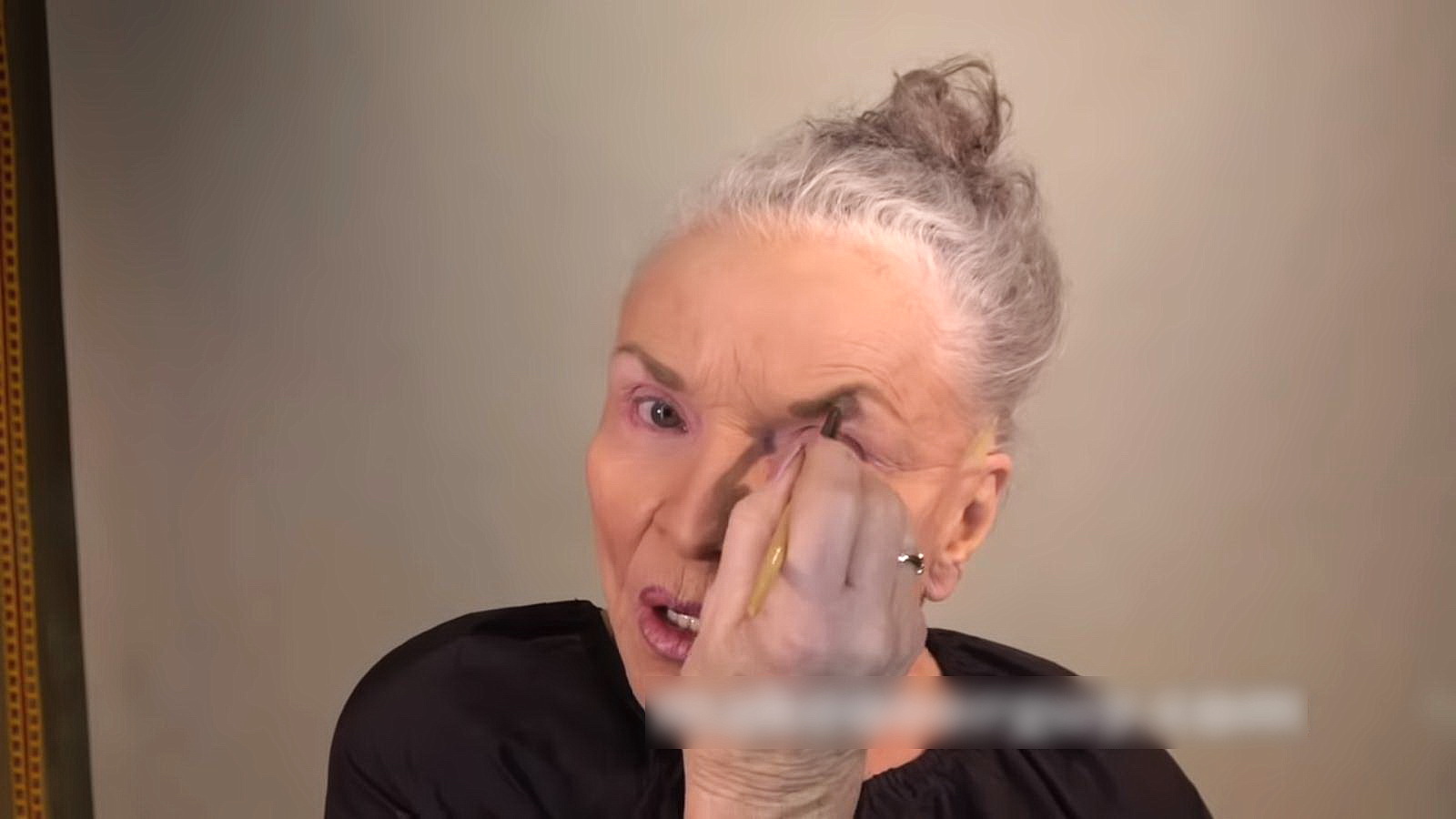 80 летняя бабка. 80 Летняя бабушка. 70 Летней бабушке вкололи ботокс. 80 Летняя Бабушкина лица за тобой ухаживает