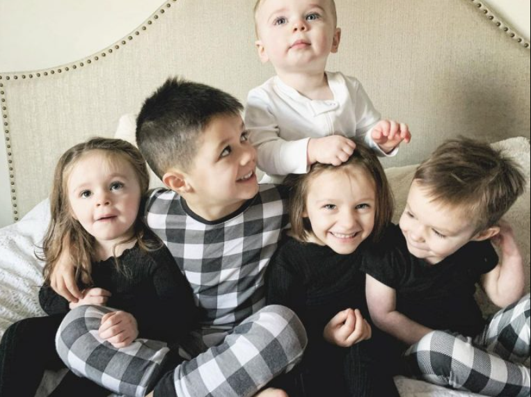 Четверо малышей. Четверо детей. Семья с 4 детьми. Фотосессия с четырьмя детьми. Фотосессия четверых детей разного возраста.