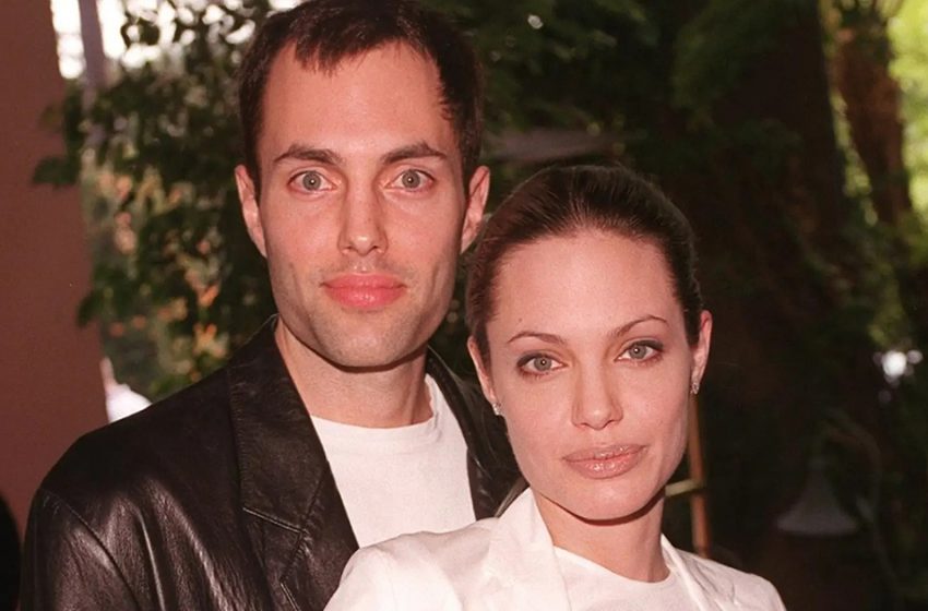  Ne baš tako zgodan: Kako stvarno izgleda brat Angeline Jolie