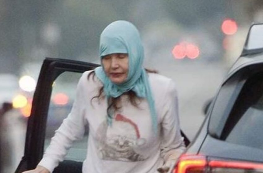 «Zaman Onu Değiştirdi»: Sadık Hayranları Bile Ünlü Aktrisi Şehirde Tuhaf Bir Kıyafetle Ve Çıplak Ayakla Gezerken Tanımakta Zorlandı!